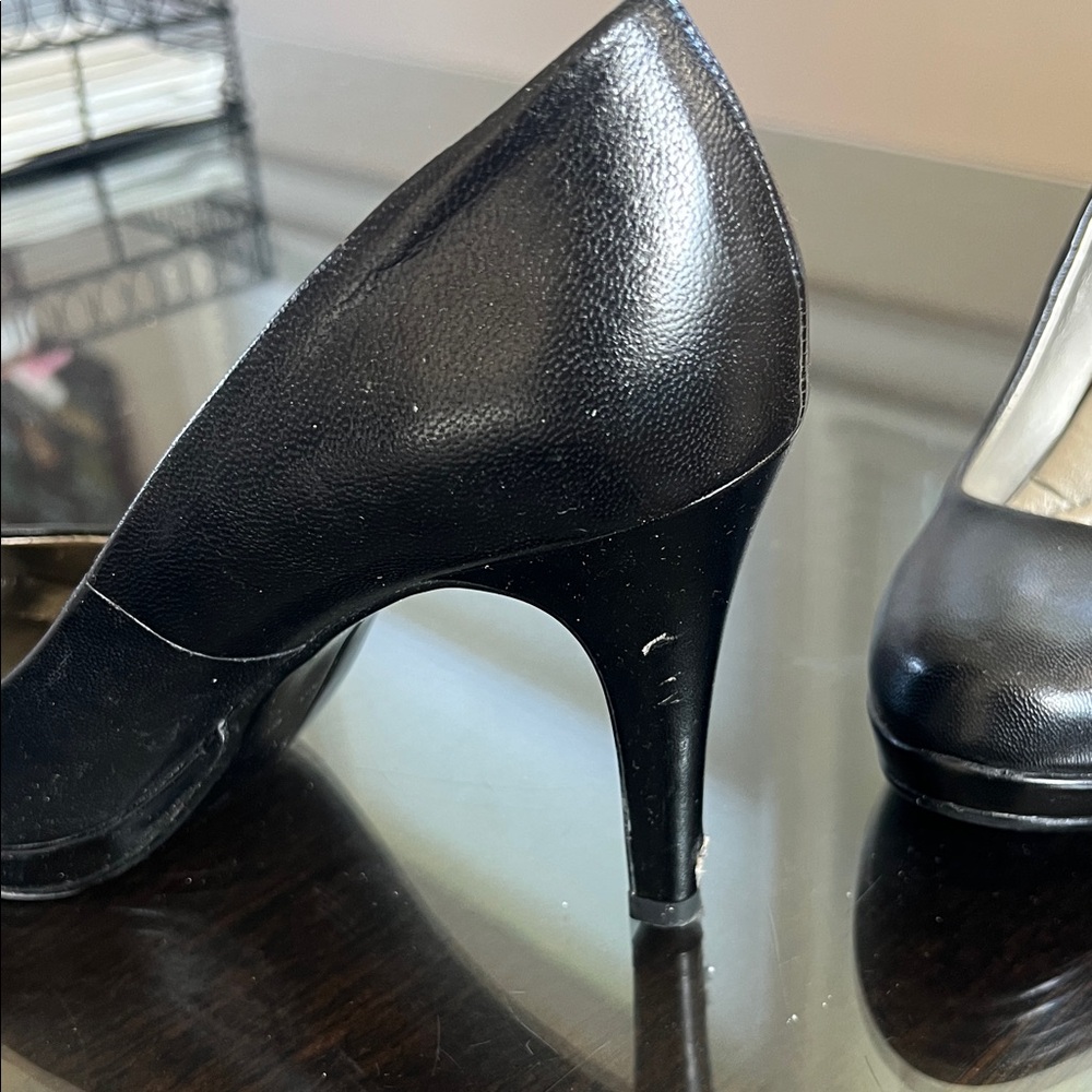 Bandolino Black Heels - Picture 7 of 8